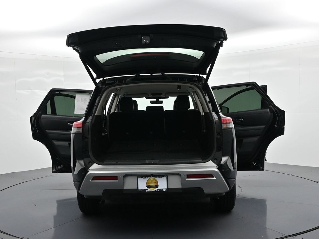 Nissan Pathfinder Vehicle Full-screen Gallery Image 26