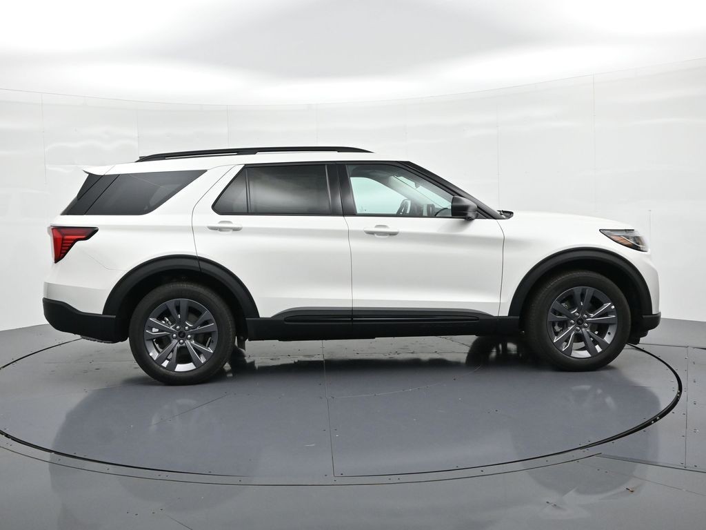 Ford Explorer Vehicle Full-screen Gallery Image 5