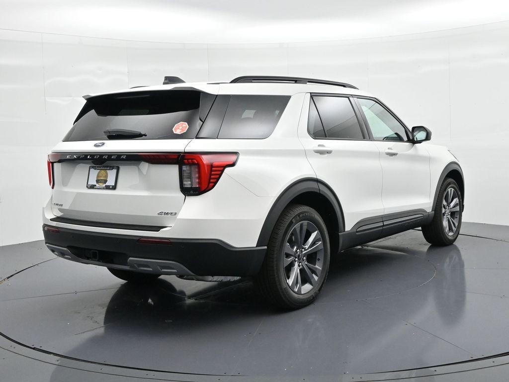 Ford Explorer Vehicle Full-screen Gallery Image 6
