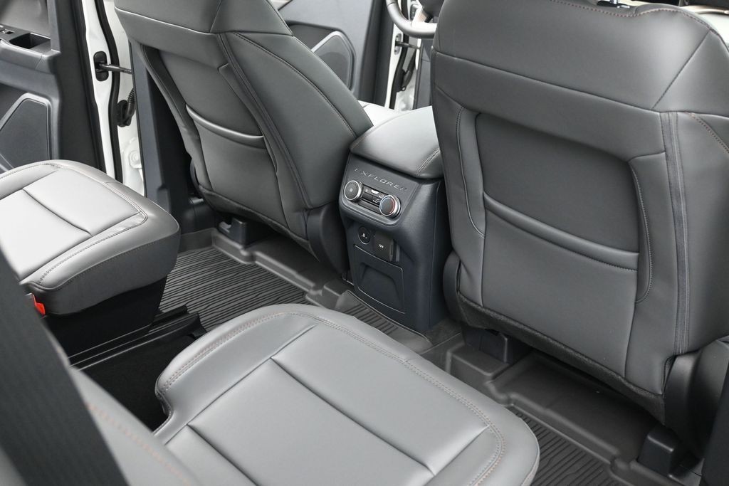 Ford Explorer Vehicle Full-screen Gallery Image 10