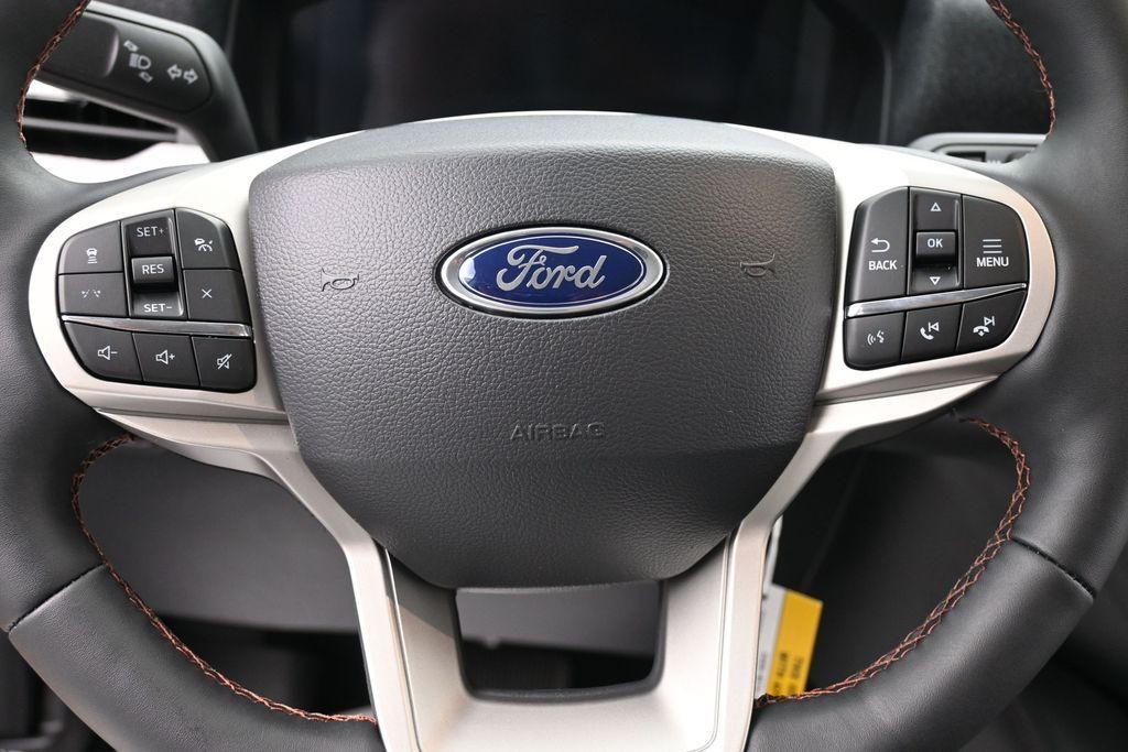 Ford Explorer Vehicle Full-screen Gallery Image 14