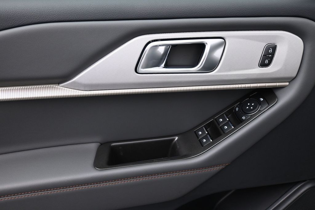 Ford Explorer Vehicle Full-screen Gallery Image 15