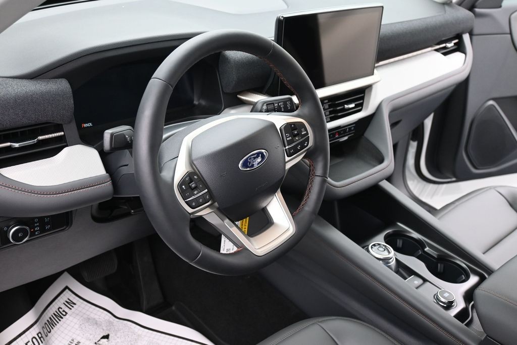Ford Explorer Vehicle Full-screen Gallery Image 16