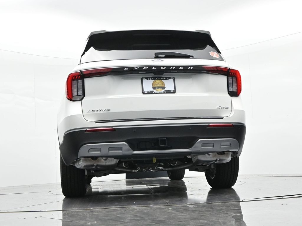 Ford Explorer Vehicle Full-screen Gallery Image 22