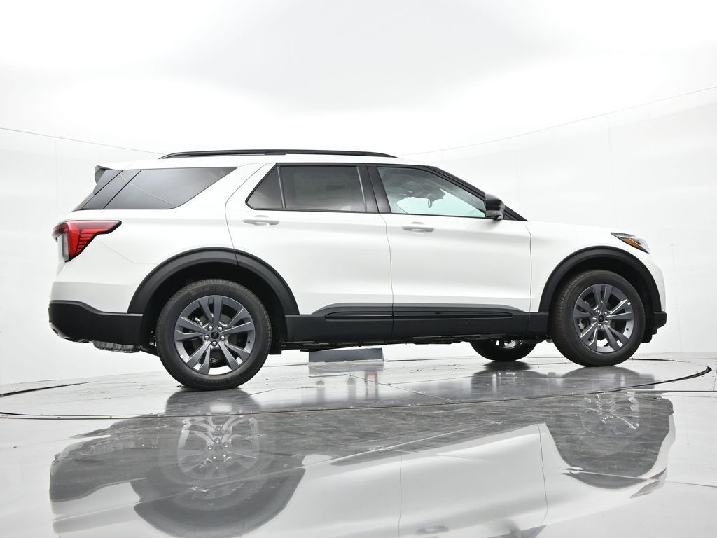 Ford Explorer Vehicle Full-screen Gallery Image 24