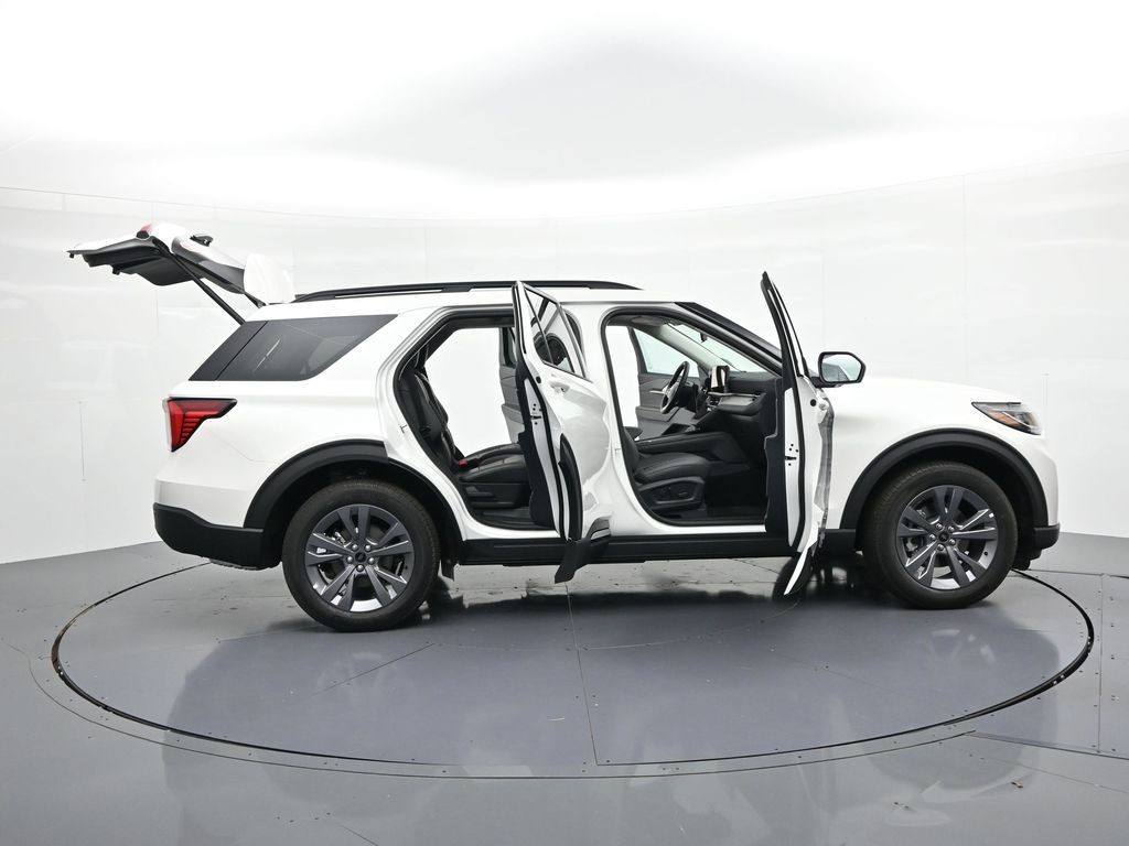 Ford Explorer Vehicle Full-screen Gallery Image 25