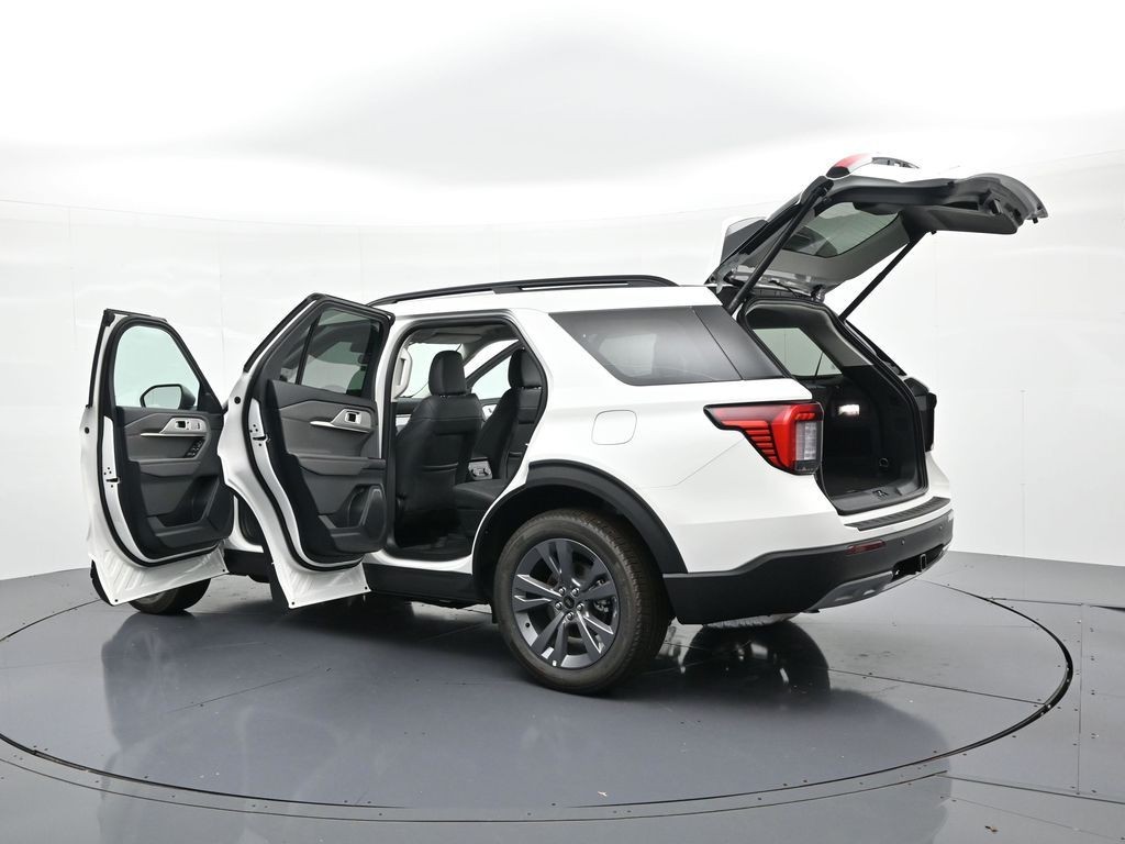 Ford Explorer Vehicle Full-screen Gallery Image 26