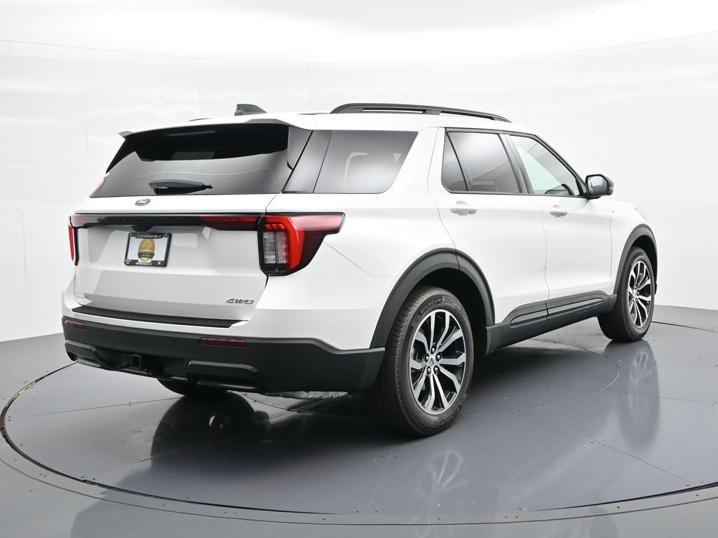Ford Explorer Vehicle Full-screen Gallery Image 6