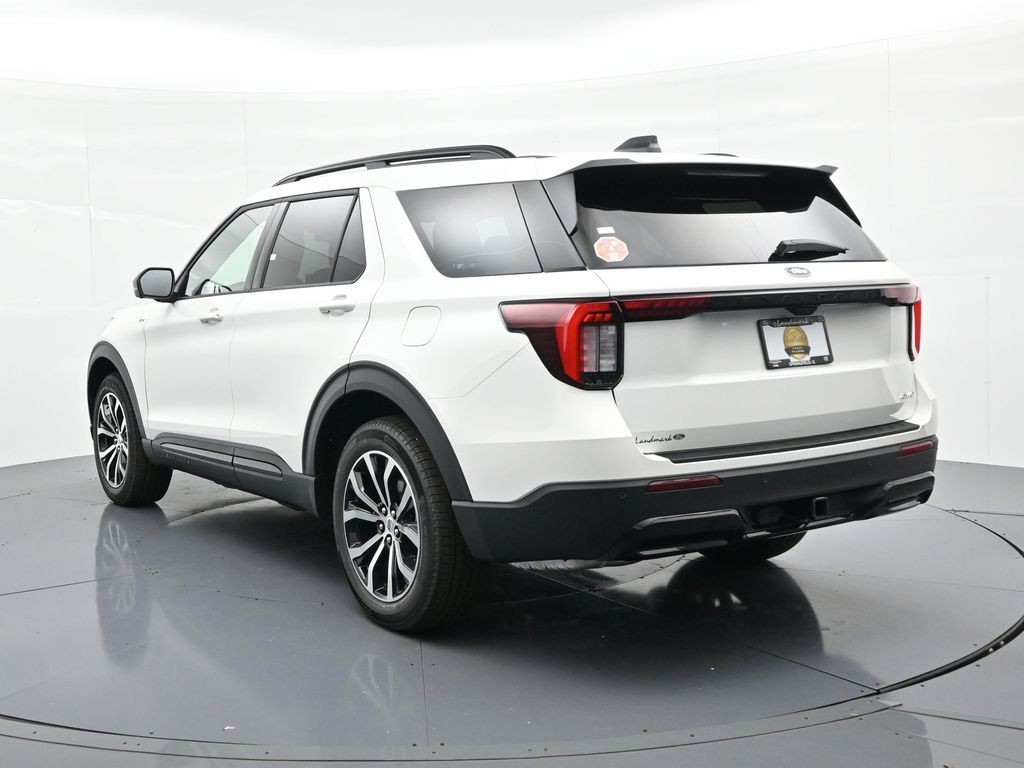 Ford Explorer Vehicle Full-screen Gallery Image 8