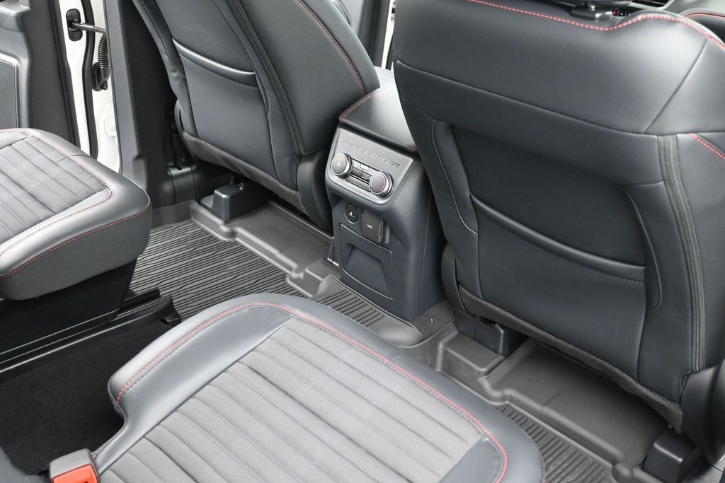 Ford Explorer Vehicle Full-screen Gallery Image 10