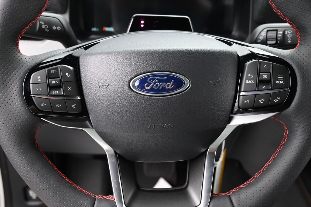 Ford Explorer Vehicle Full-screen Gallery Image 15