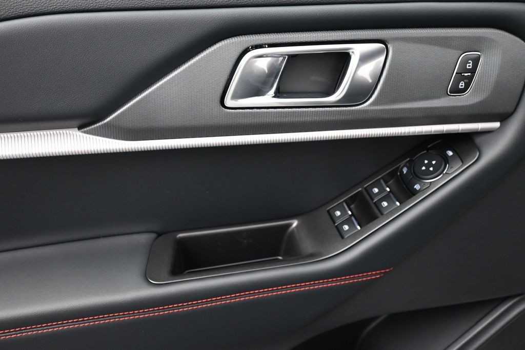 Ford Explorer Vehicle Full-screen Gallery Image 16