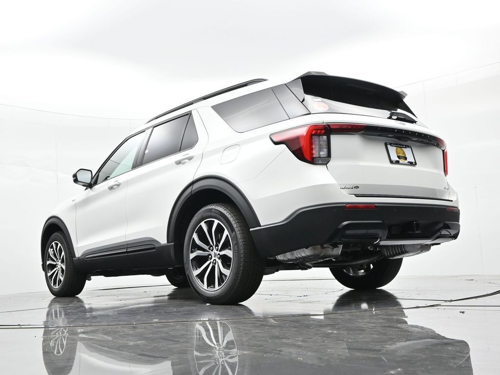 Ford Explorer Vehicle Full-screen Gallery Image 22