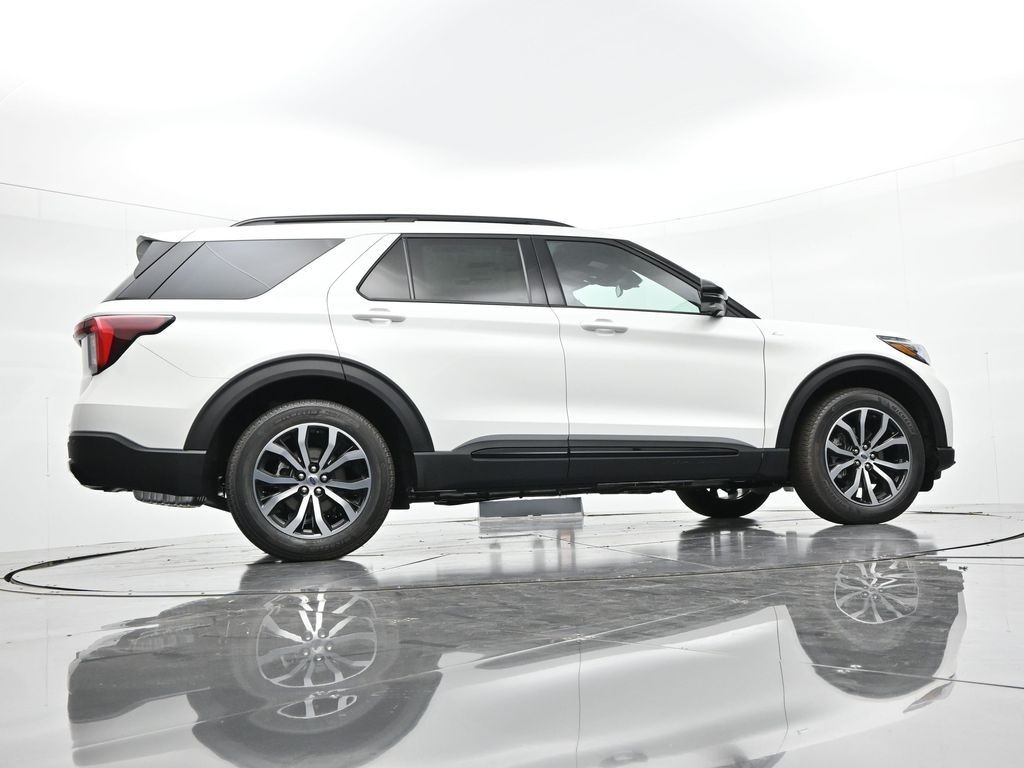 Ford Explorer Vehicle Full-screen Gallery Image 25