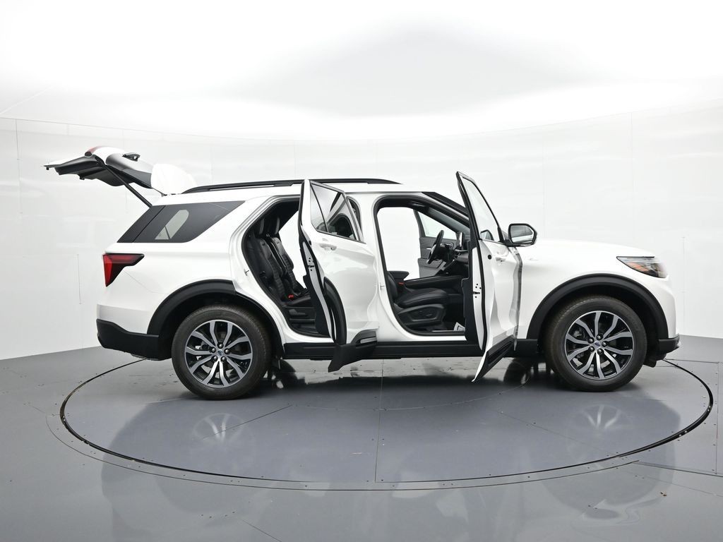 Ford Explorer Vehicle Full-screen Gallery Image 26
