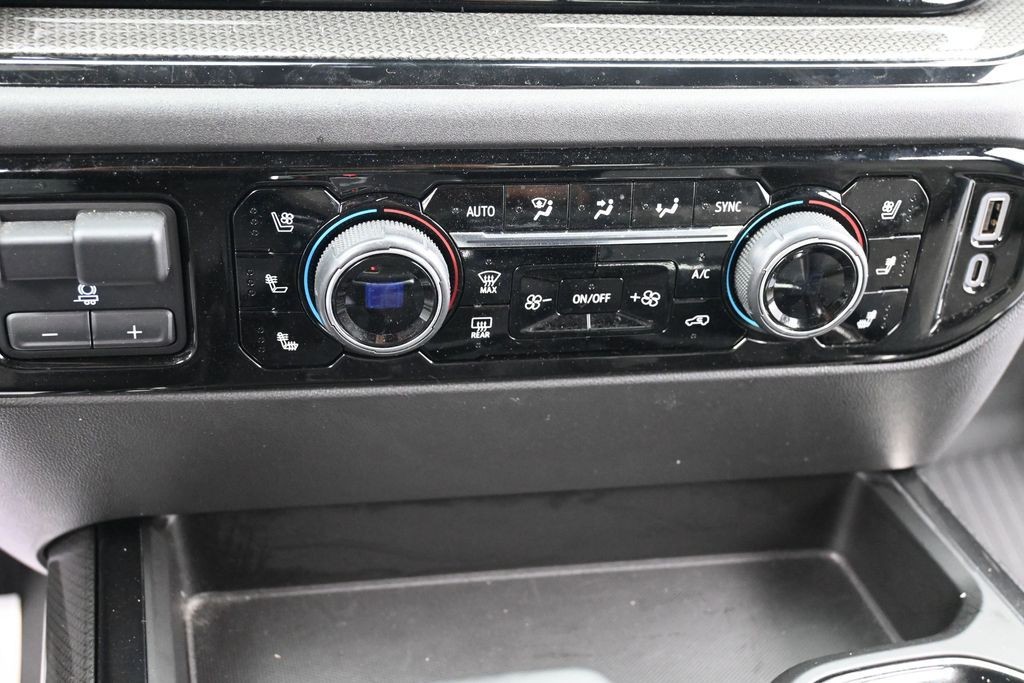 Chevrolet Silverado 1500 Vehicle Full-screen Gallery Image 11