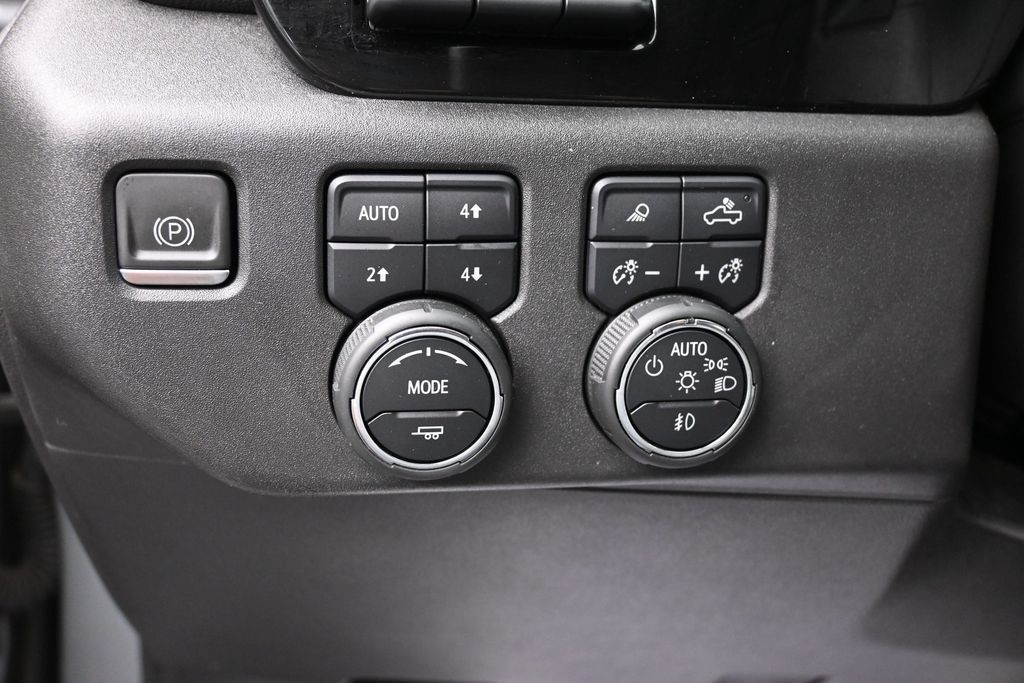 Chevrolet Silverado 1500 Vehicle Full-screen Gallery Image 15