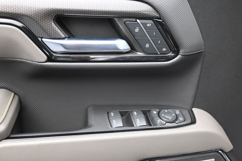 Chevrolet Silverado 1500 Vehicle Full-screen Gallery Image 16