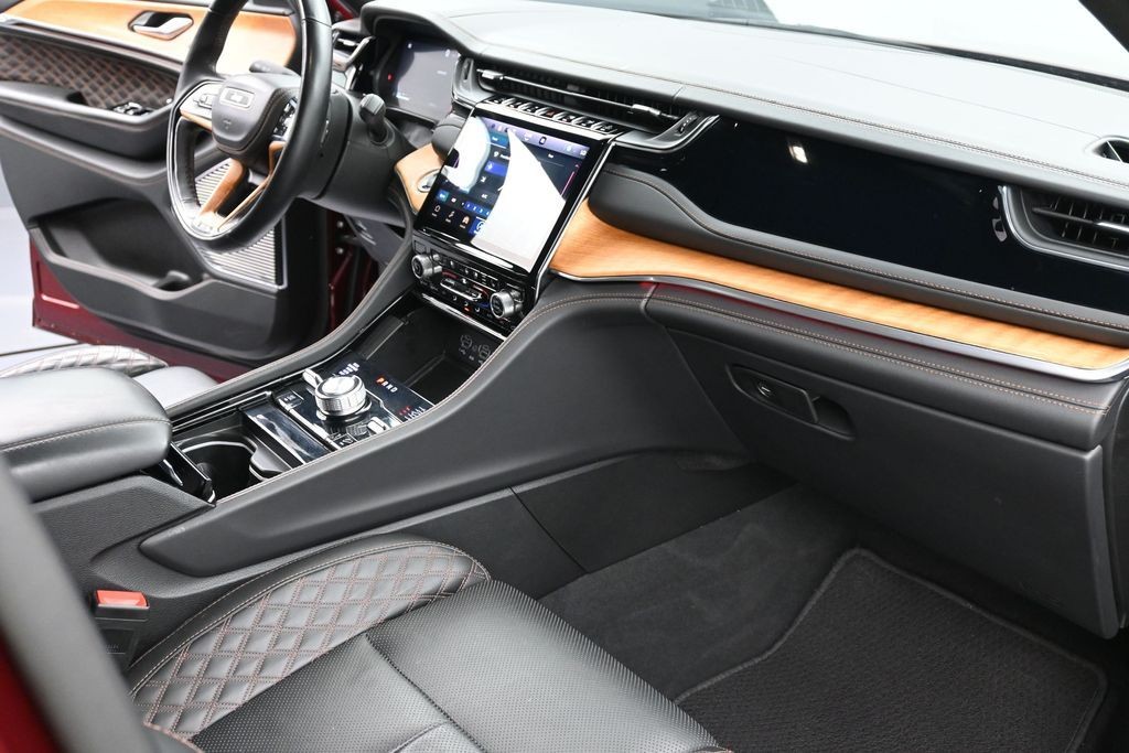 Jeep Grand Cherokee L Vehicle Full-screen Gallery Image 10