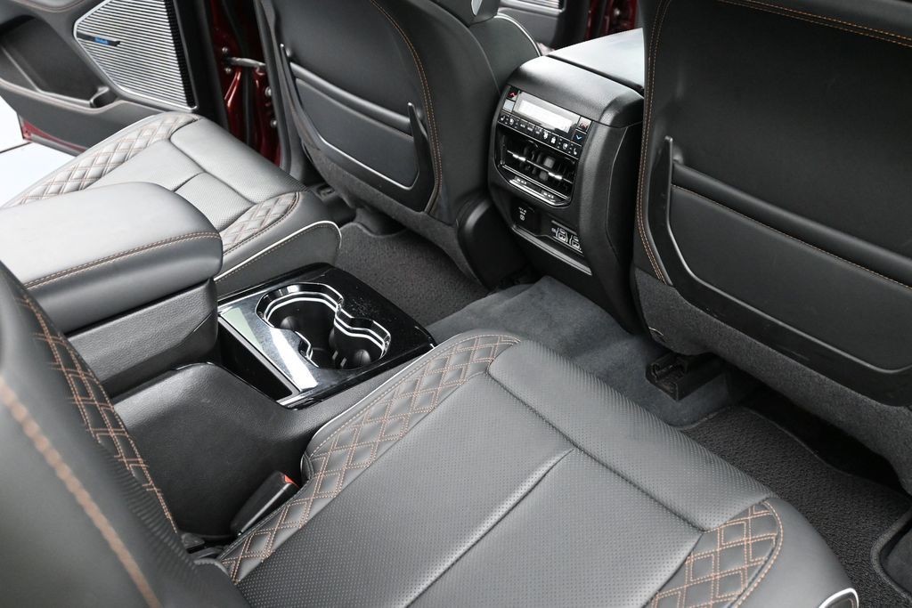 Jeep Grand Cherokee L Vehicle Full-screen Gallery Image 11