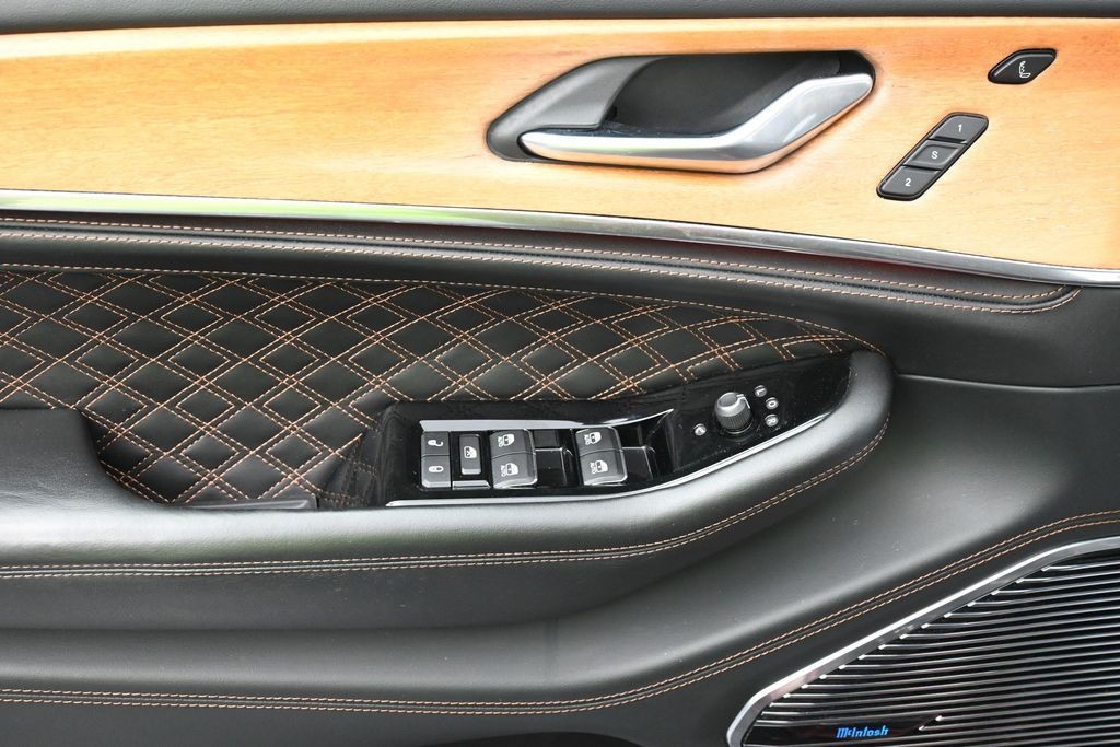 Jeep Grand Cherokee L Vehicle Full-screen Gallery Image 12