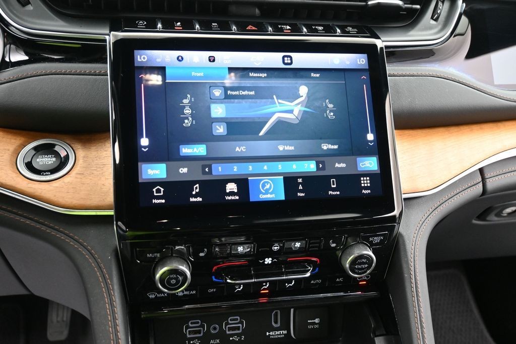 Jeep Grand Cherokee L Vehicle Full-screen Gallery Image 13