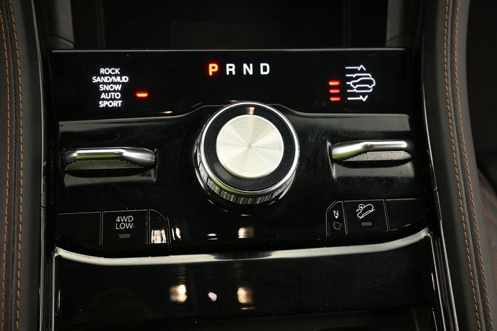 Jeep Grand Cherokee L Vehicle Full-screen Gallery Image 15