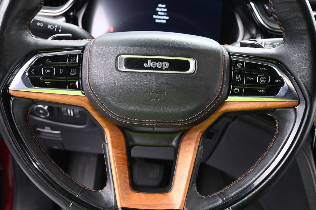 Jeep Grand Cherokee L Vehicle Full-screen Gallery Image 16
