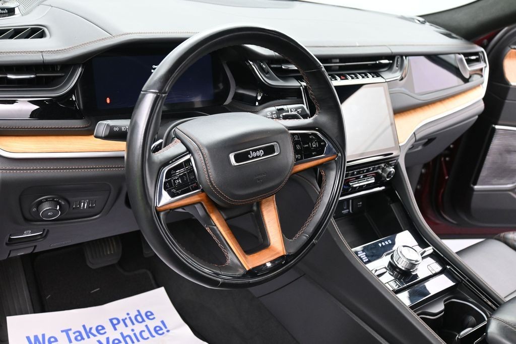 Jeep Grand Cherokee L Vehicle Full-screen Gallery Image 17