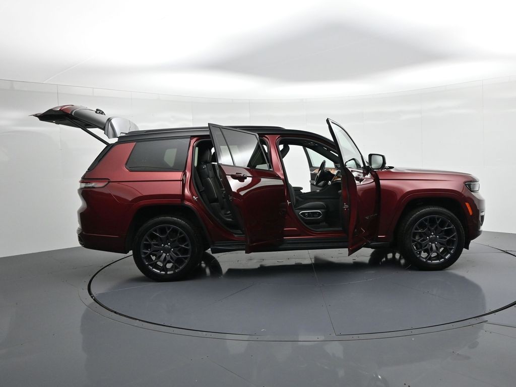 Jeep Grand Cherokee L Vehicle Full-screen Gallery Image 26