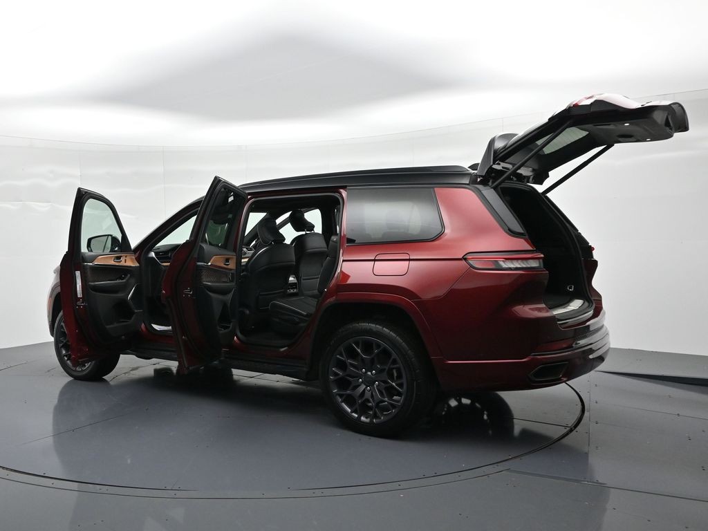 Jeep Grand Cherokee L Vehicle Full-screen Gallery Image 27