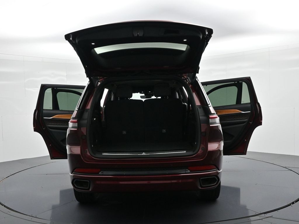 Jeep Grand Cherokee L Vehicle Full-screen Gallery Image 29