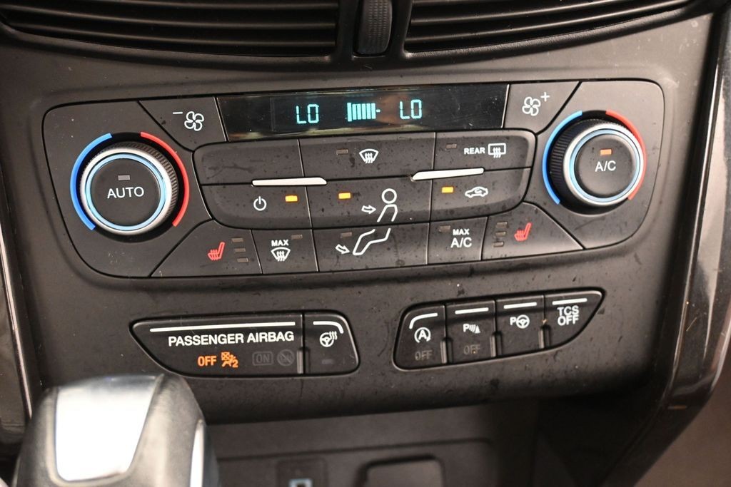 Ford Escape Vehicle Full-screen Gallery Image 11