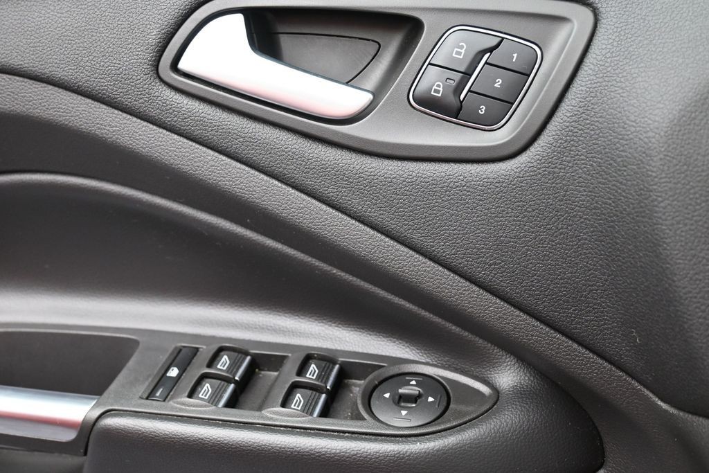 Ford Escape Vehicle Full-screen Gallery Image 13