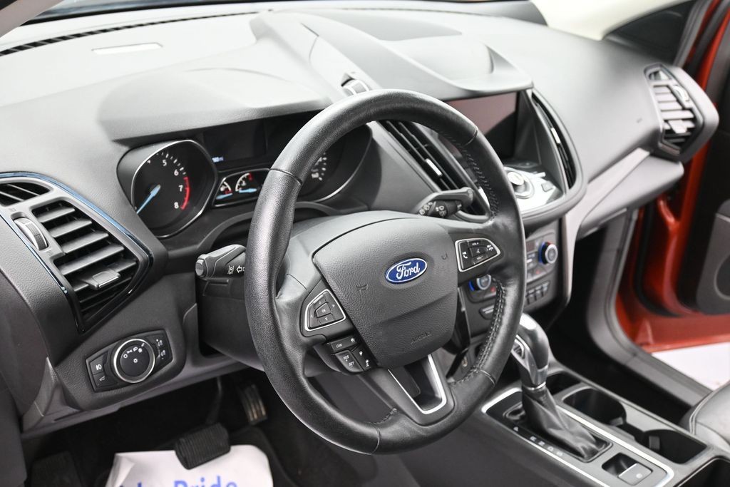 Ford Escape Vehicle Full-screen Gallery Image 15