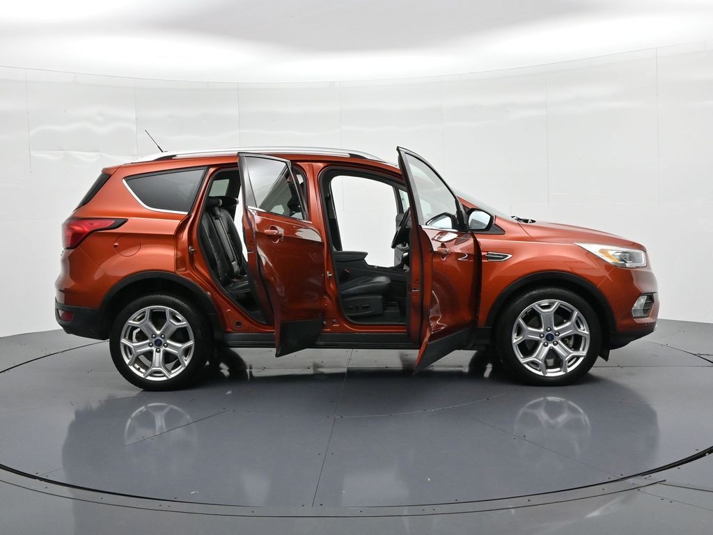 Ford Escape Vehicle Full-screen Gallery Image 24