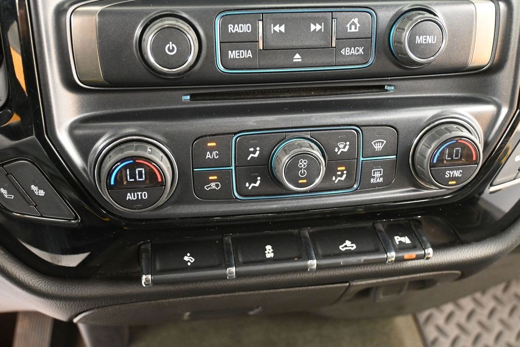 Chevrolet Silverado 1500 Vehicle Full-screen Gallery Image 12