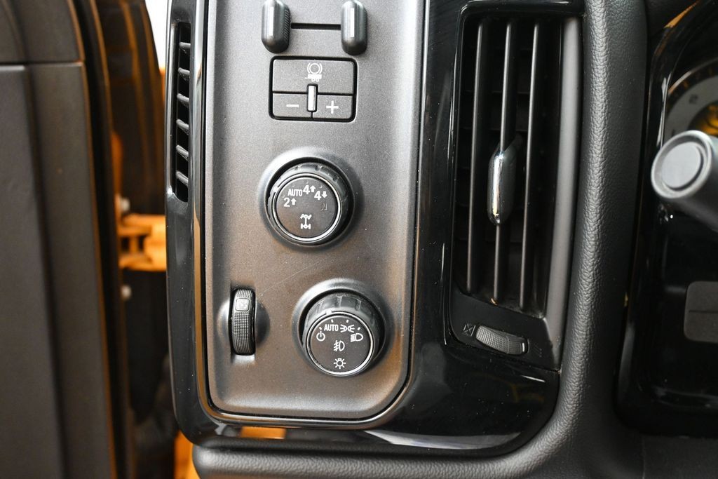 Chevrolet Silverado 1500 Vehicle Full-screen Gallery Image 13