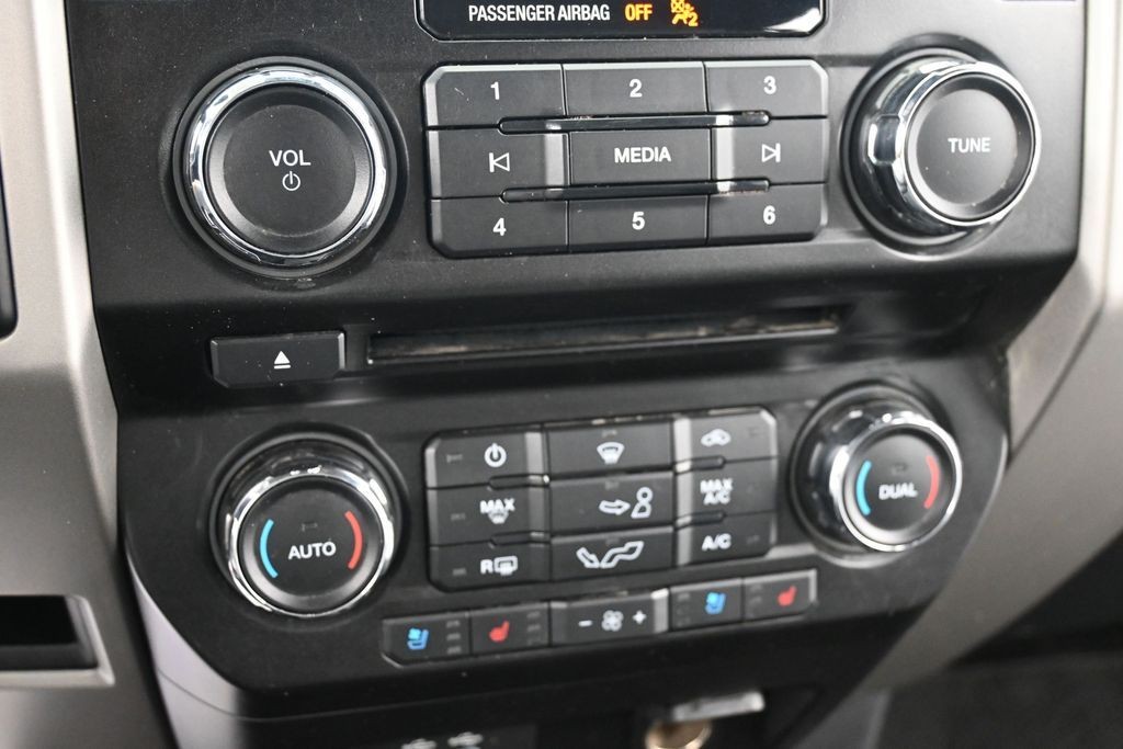 Ford F-150 Vehicle Full-screen Gallery Image 11