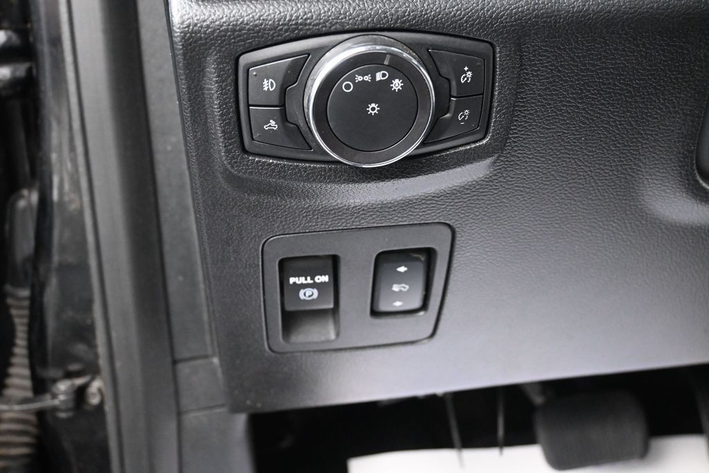 Ford F-150 Vehicle Full-screen Gallery Image 14