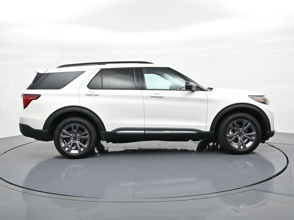 Ford Explorer Vehicle Full-screen Gallery Image 05