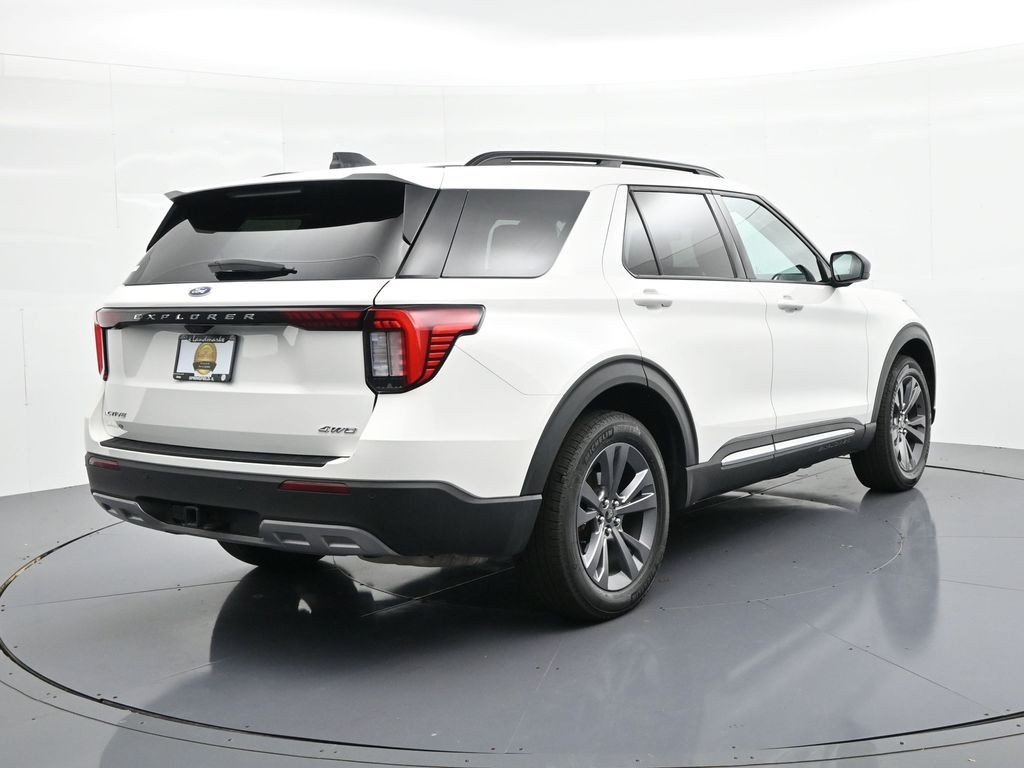 Ford Explorer Vehicle Full-screen Gallery Image 06