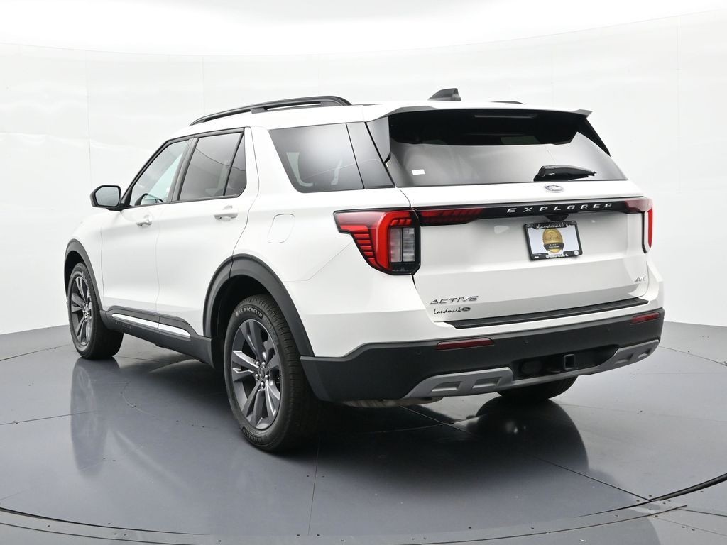 Ford Explorer Vehicle Full-screen Gallery Image 08