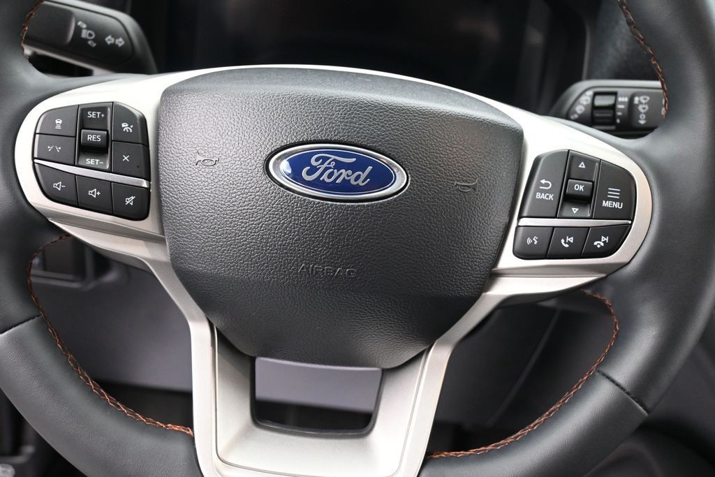 Ford Explorer Vehicle Full-screen Gallery Image 13
