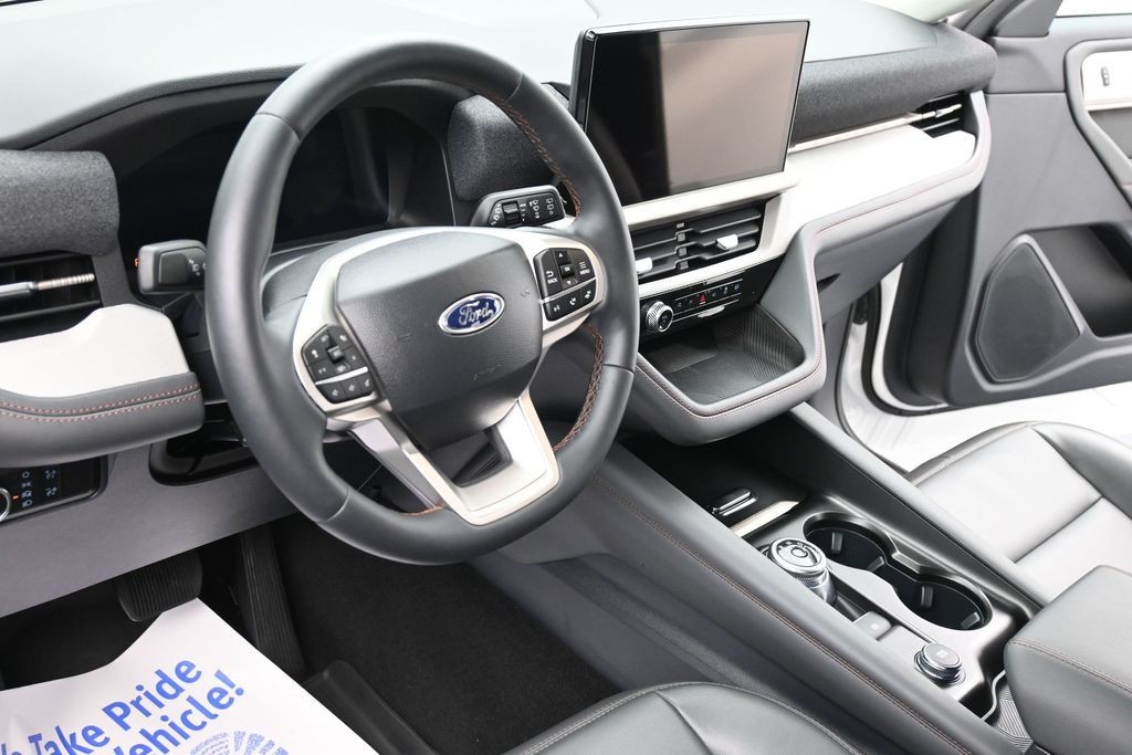 Ford Explorer Vehicle Full-screen Gallery Image 15