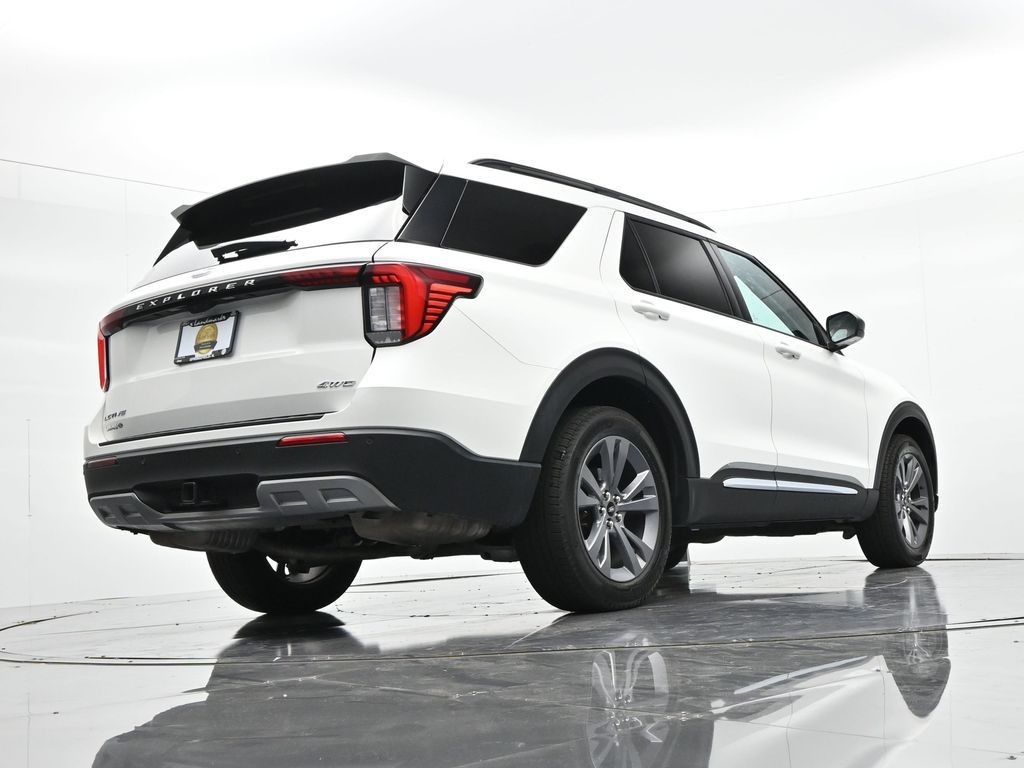 Ford Explorer Vehicle Full-screen Gallery Image 22