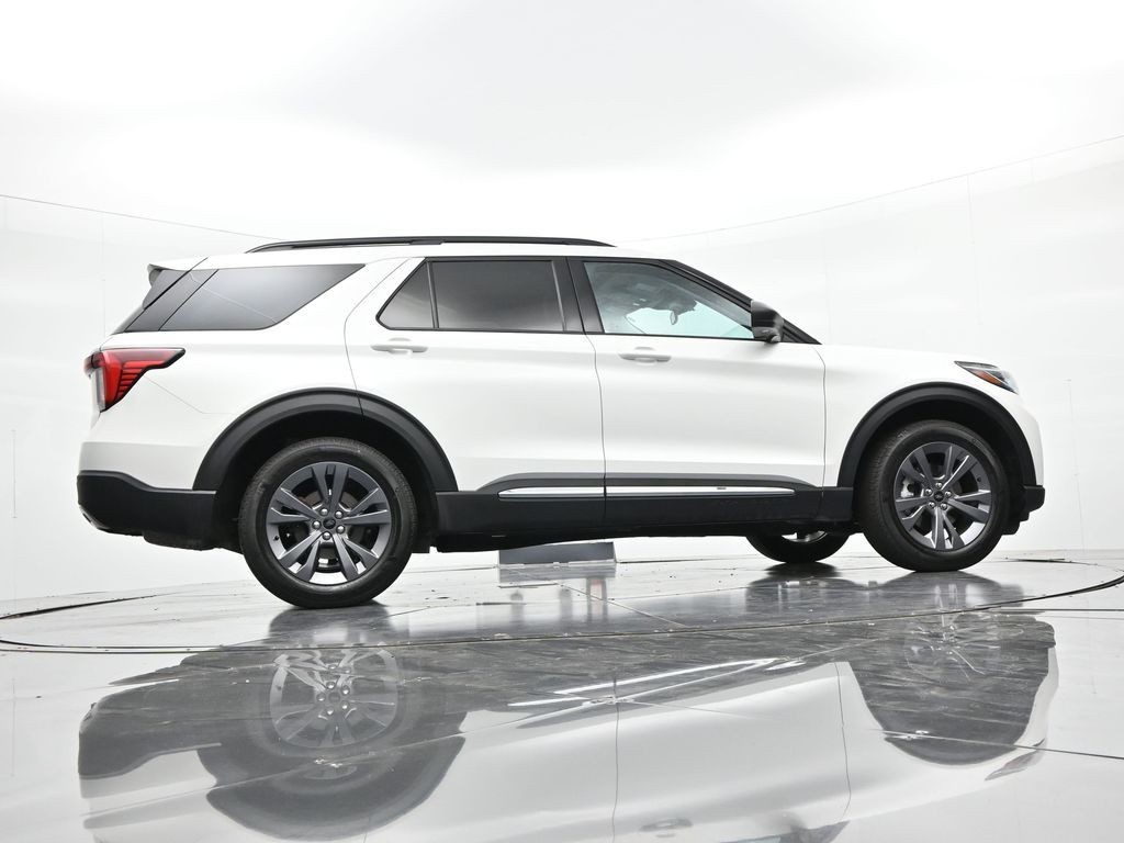 Ford Explorer Vehicle Full-screen Gallery Image 23
