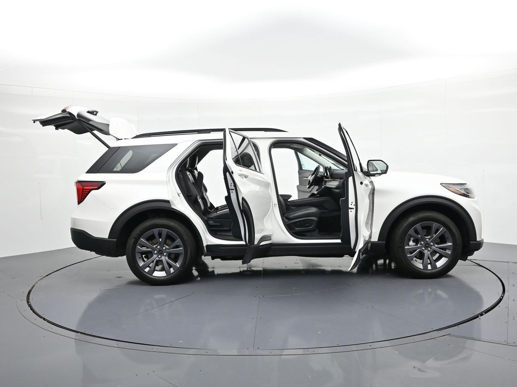 Ford Explorer Vehicle Full-screen Gallery Image 24