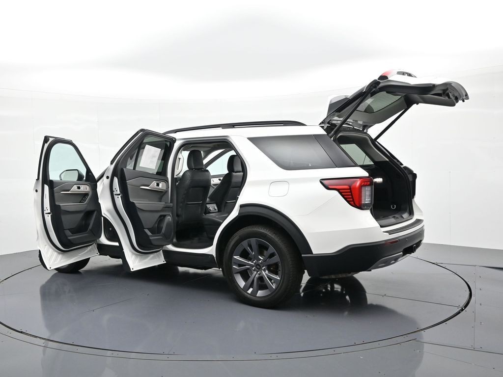 Ford Explorer Vehicle Full-screen Gallery Image 25