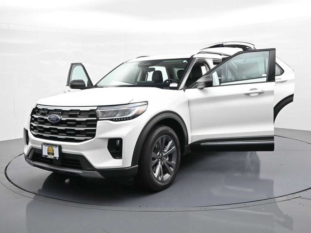 Ford Explorer Vehicle Full-screen Gallery Image 26